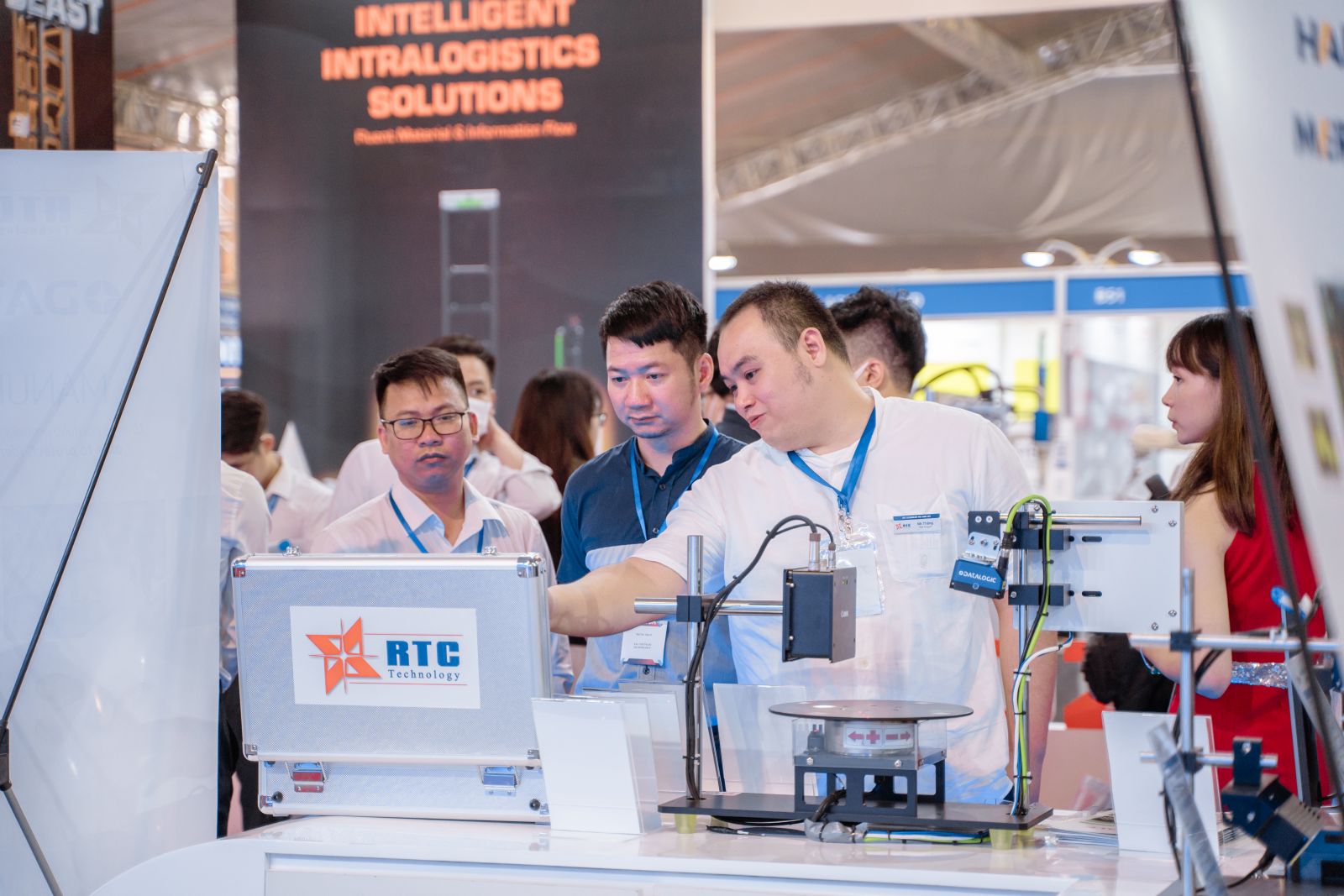 Ông Nguyễn Văn Thắng - Project Manager chia sẻ với khách hàng về công nghệ AGV, giải pháp sản xuất chế toạ xe tự hành phù hợp với từng doanh nghiệp